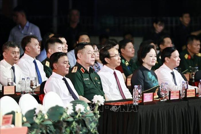 Thường trực Ban Bí thư Trần Cẩm Tú và đại biểu dự Chương trình cầu truyền hình tại Công viên Lê Thị Riêng, Thành phố Hồ Chí Minh. Ảnh: Doãn Tấn/TTXVN