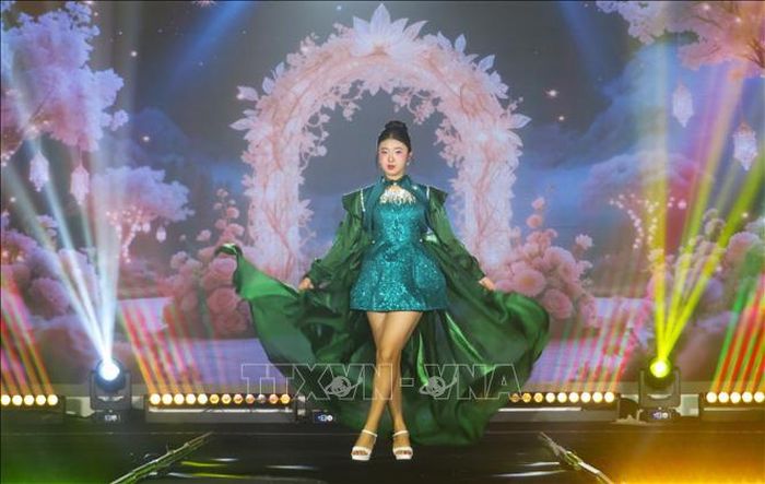 Các thí sinh nhí trình diễn catwalk.