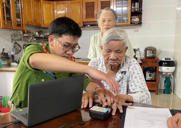 Cán bộ Công an mang thiết bị đến tận nhà thu nhận mẫu sinh phẩm.