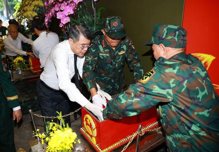 Thủ tướng Lê Minh Hưng cùng các lực lượng tham gia quy tập hài cốt liệt sĩ tại Công viên Lê Thị Riêng, phường Hòa Hưng, TP Hồ Chí Minh.