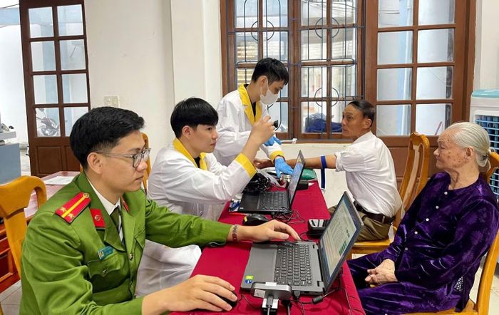 Công an tỉnh Quảng Trị phối hợp với các đơn vị liên quan rà soát dữ liệu, xác minh thân nhân, tổ chức thu nhận mẫu sinh phẩm ADN nhằm đẩy nhanh công tác xác định danh tính liệt sĩ.