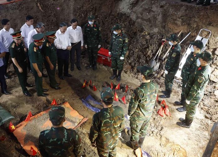 Tổng Bí thư, Chủ tịch nước Tô Lâm kiểm tra công tác tìm kiếm, quy tập hài cốt liệt sĩ tại Công viên Lê Thị Riêng.