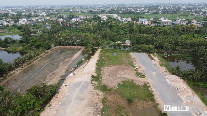 Nhiều nhà cửa của hộ dân vẫn chưa được di dời.