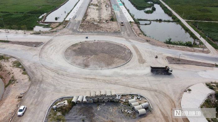 Nút giao vòng xuyến thi công dở dang, bụi bặm và tiềm ẩn nguy cơ tai nạn.