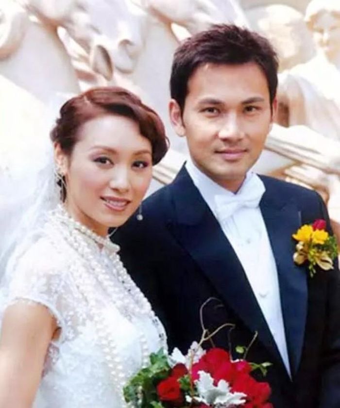 Quách Khả Doanh bỏ ngoài tai lời đàm tiếu để kết hôn với Lâm Văn Long.