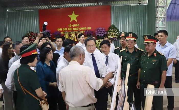 Đoàn công tác nghe báo cáo về công tác tìm kiếm hài cốt liệt sĩ tại Công viên Lê Thị Riêng.