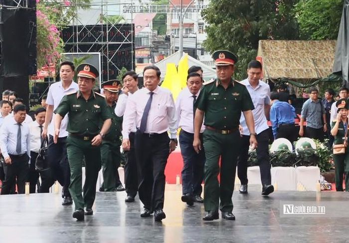 Đoàn công tác Đảng và Nhà nước do Ủy viên Bộ Chính trị, Chủ tịch Quốc hội Trần Thanh Mẫn làm Trưởng đoàn đã đến dâng hương, dâng hoa các anh hùng liệt sĩ tại công viên Lê Thị Riêng và động viên lực lượng tìm kiếm hài cốt liệt sĩ tại đây. Tham gia đoàn còn có Ủy viên Bộ Chính trị, Thường trực Ban Bí thư Trần Cẩm Tú; Ủy viên Bộ Chính trị, Bí thư Trung ương Đảng, Chủ tịch Ủy ban Trung ương Mặt trận Tổ quốc Việt Nam Bùi Thị Minh Hoài; Ủy viên Trung ương Đảng, Phó Chủ tịch Quốc hội Nguyễn Khắc Định cùng lãnh đạo các bộ, ngành.