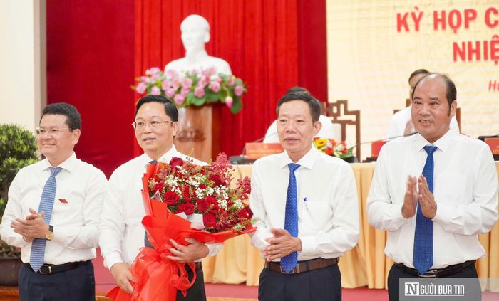 Lãnh đạo UBND Tp.Huế tặng hoa chúc mừng đồng chí Lê Trí Thanh nhận nhiệm vụ mới.