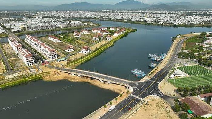 Cầu Đồng Nò 2 bắc qua sông Cổ Cò.