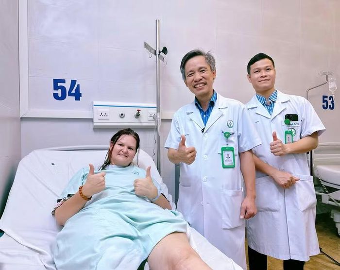 Niềm vui của cả bệnh nhân và thầy thuốc sau ca phẫu thuật thành công. Ảnh: Trọng Sơn