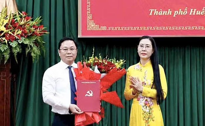 Ông Lê Trí Thanh nhận quyết định điều động của Ban Bí thư giữ chức Phó Bí thư Thành ủy Huế. Ảnh Lai Nguyễn.