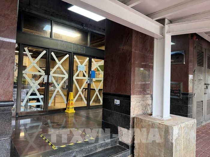 Các khu chung cư tại Hong Kong (Trung Quốc) dán cửa kính phòng chống bão. Ảnh: Lê Anh-Pv TTXVN tại Hong Kong