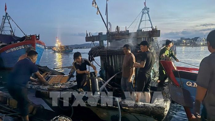 Tàu cá bị cháy tại cảng Sa Huỳnh. Ảnh: TTXVN phát