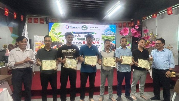 TS. Lê Quý Kha trao chứng chỉ tham gia khóa tập huấn cho các học viên 