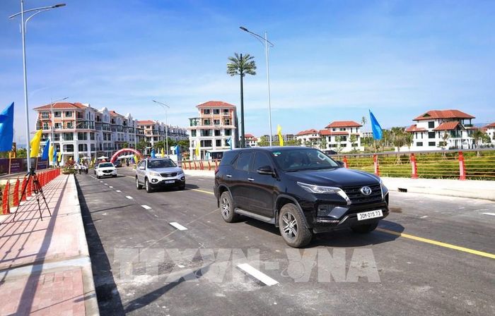 Các phương tiện cơ giới lưu thông qua cầu Đồng Nò 2. Ảnh: Trần Lê Lâm - TTXVN 