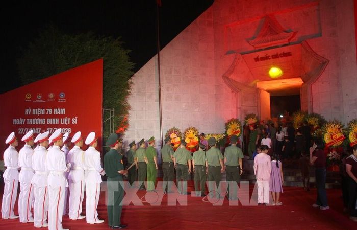 Đông đảo đoàn viên, thanh niên và nhân dân Nghệ An kính cẩn dâng hoa, dâng hương tưởng niệm các anh hùng liệt sĩ. Ảnh: Văn Tý-TTXVN 