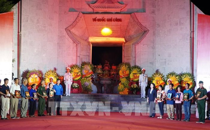 Ban Tổ chức trao tặng di ảnh liệt sĩ được phục dựng cho đại diện các gia đình tại buổi lễ. Ảnh: Văn Tý-TTXVN 