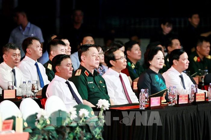 Thường trực Ban Bí thư Trần Cẩm Tú và đại biểu dự Chương trình cầu truyền hình tại Công viên Lê Thị Riêng, Thành phố Hồ Chí Minh. Ảnh: Doãn Tấn - TTXVN 