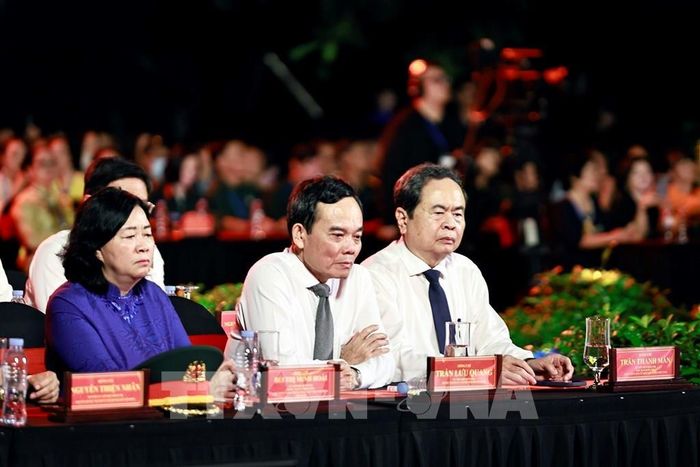 Chủ tịch Quốc hội Trần Thanh Mẫn và đại biểu dự Chương trình cầu truyền hình tại Công viên Lê Thị Riêng, Thành phố Hồ Chí Minh. Ảnh: Doãn Tấn - TTXVN 