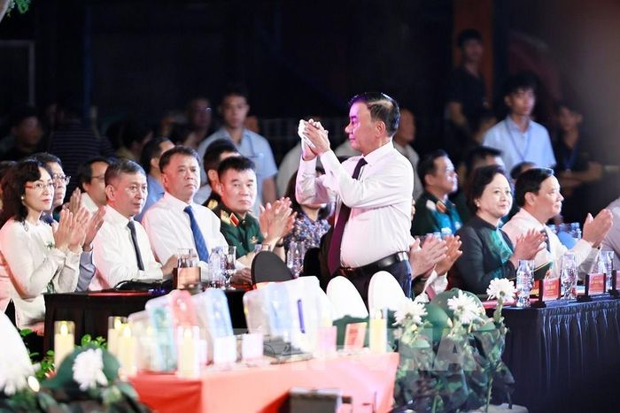 Thường trực Ban Bí thư Trần Cẩm Tú và đại biểu dự Chương trình cầu truyền hình tại Công viên Lê Thị Riêng, Thành phố Hồ Chí Minh. Ảnh: Doãn Tấn - TTXVN 