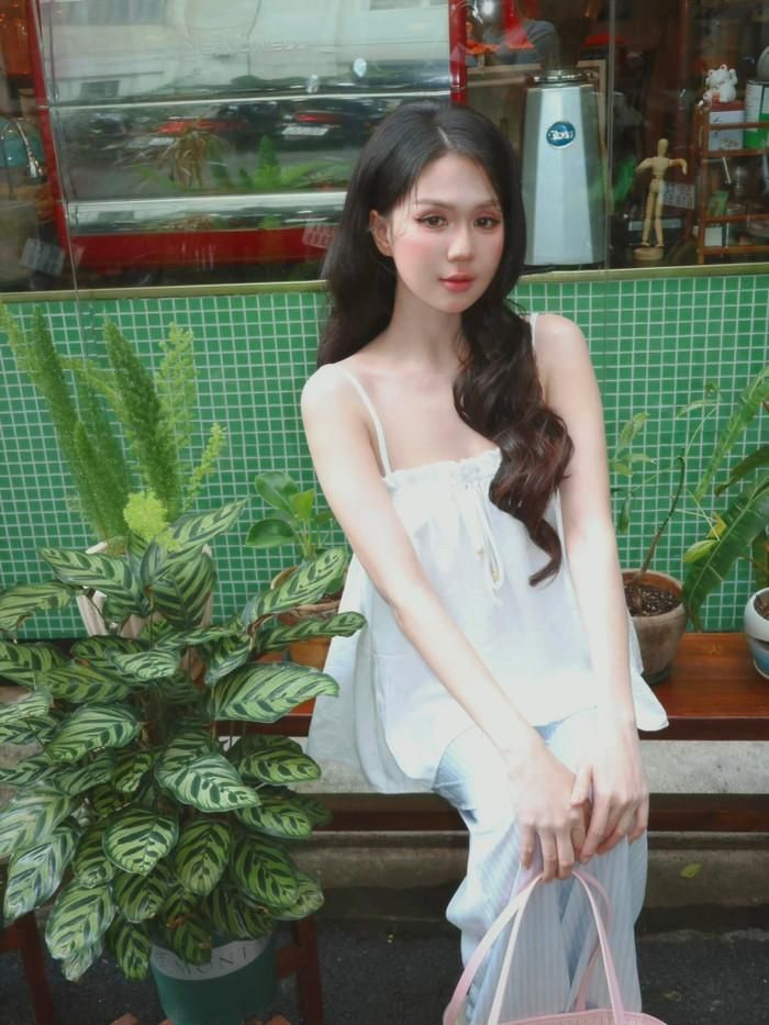 Ngọc Trinh dành phần lớn thời gian cho công việc. Ảnh: FBNV