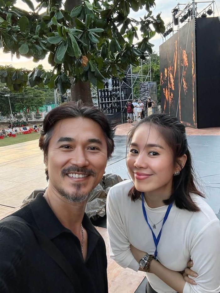 Lê Phương thân thiết bên Quốc Cường. 