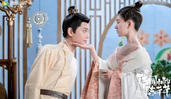 Triệu Lộ Tư và Đinh Vũ Hề tạo nên một trong những cặp đôi được yêu thích nhất của dòng phim xuyên sách qua Trần Thiên Thiên Trong Lời Đồn. Biên kịch Trần Tiểu Thiên bất ngờ bước vào chính kịch bản mình sáng tác và trở thành Tam công chúa Trần Thiên Thiên - nhân vật vốn sẽ mất mạng rất sớm. Để sống sót, cô buộc phải thay đổi diễn biến câu chuyện và tìm cách hóa giải mối quan hệ với Hàn Thước. Bộ phim ghi dấu nhờ tiết tấu nhanh, nhiều mảng miếng hài duyên dáng và chuyện tình ngọt ngào.