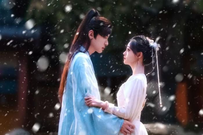 Mang màu sắc phá án xen lẫn hài hước, Tào Huyên Huyên Tài Ba có sự tham gia của Chúc Tự Đan, Bao Thượng Ân, Thượng Hoa và Chính Diệu Chi. Nhân vật Chu Na - một nhà văn chuyên sáng tác truyện trinh thám bất ngờ xuyên về cổ đại và trở thành Tào Huyên Huyên. Nhờ vốn kiến thức tích lũy từ truyện trinh thám và phim điều tra hiện đại, cô liên tục hỗ trợ quan phủ phá giải những vụ án bí ẩn, đồng thời dần thích nghi với cuộc sống nơi quá khứ.
