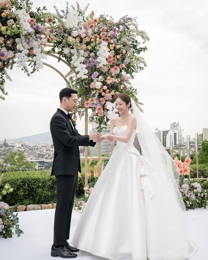 Son Dam Bi kết hôn với cựu tuyển thủ trượt băng tốc độ quốc gia Hàn Quốc Lee Kyou Hyuk vào năm 2022. 