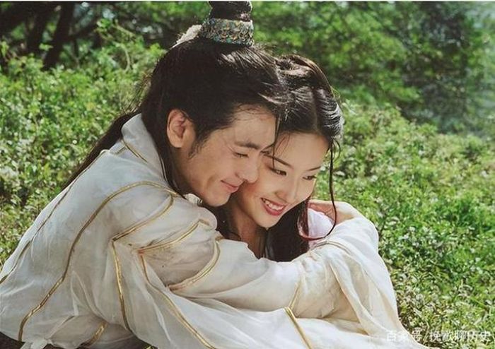 Đoàn Dự dành trọn trái tim cho Vương Ngữ Yên từ cái nhìn đầu tiên, tạo nên một trong những chuyện tình si nổi tiếng nhất trong thế giới kiếm hiệp Kim Dung.