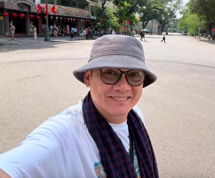 NSƯT Hữu Châu chia sẻ khoảnh khắc dạo phố cổ Hà Nội với tâm trạng đầy hào hứng. Ảnh: FBNV