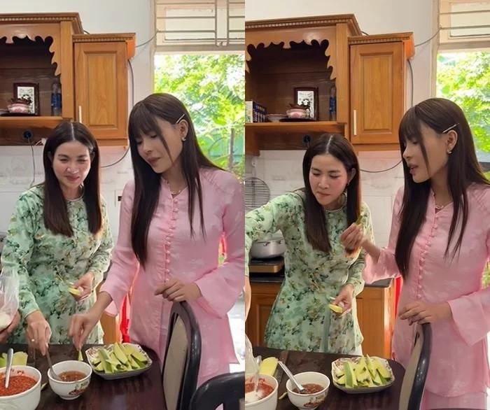 Thúy Diễm và Kha Ly thân thiết trong hậu trường khi đi quay phim.