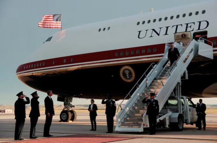 Tổng thống Mỹ Donald Trump bước xuống Air Force One mới, chiếc chuyên cơ do Qatar trao tặng, khi đến Căn cứ Không quân Ellsworth ở khu vực Belle Fourche-Cheyenne Valleys, bang Nam Dakota (Mỹ), ngày 3/7/2026. Ảnh tư liệu: Reuters/Kylie Cooper.