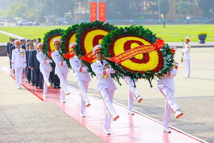 Đoàn đại biểu viếng Lăng Chủ tịch Hồ Chí Minh