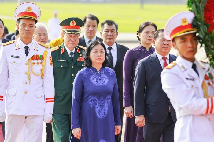 Ủy viên Bộ Chính trị, Bí thư Trung ương Đảng, Chủ tịch UBTƯ MTTQ Việt Nam Bùi Thị Minh Hoài (hàng đầu, thứ 2 từ trái sang) cùng đoàn đại biểu MTTQ Việt Nam viếng Lăng Chủ tịch Hồ Chí Minh