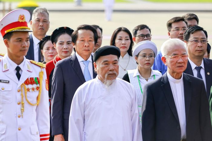 Đoàn đại biểu MTTQ Việt Nam viếng Lăng Chủ tịch Hồ Chí Minh