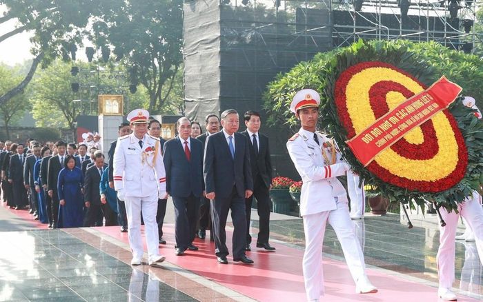 Lãnh đạo Đảng, Nhà nước, MTTQ Việt Nam tưởng niệm các Anh hùng liệt sĩ tại Đài Tưởng niệm các Anh hùng liệt sĩ trên đường Bắc Sơn (Hà Nội)