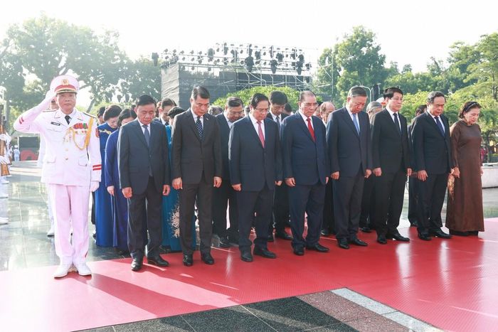 Các đồng chí lãnh đạo, nguyên lãnh đạo Đảng, Nhà nước, Quốc hội, Chính phủ, MTTQ Việt Nam tưởng niệm các anh hùng liệt sĩ