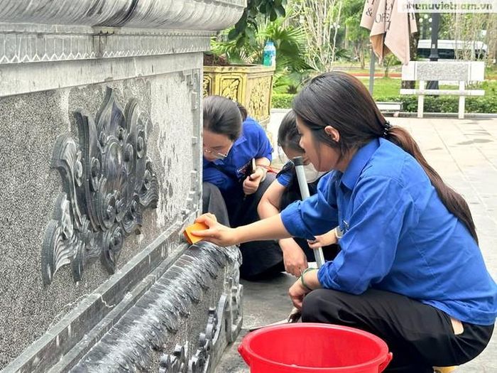 Cán bộ, đoàn viên Đoàn Thanh niên TƯ Hội LHPN Việt Nam tham gia "Ngày Chủ nhật xanh", dọn vệ sinh khuôn viên Tượng đài và Nhà tưởng niệm Anh hùng, liệt sĩ Võ Thị Sáu