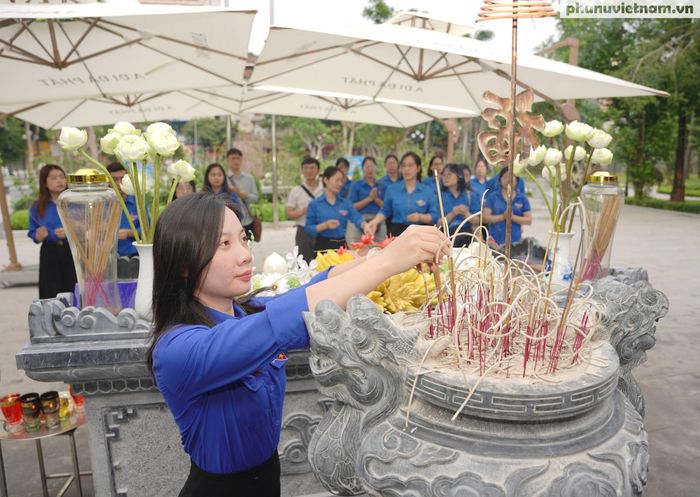 Đồng chí Hà Hương Giang, Phó Bí thư, Chủ nhiệm Ủy ban Kiểm tra Đoàn Thanh niên Trung ương Hội LHPN Việt Nam, dâng hương