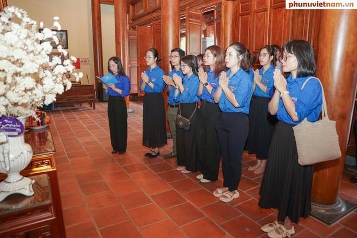 Đoàn Thanh niên TƯ Hội LHPN Việt Nam dâng hương, dâng hoa tưởng niệm Anh hùng liệt sĩ Võ Thị Sáu