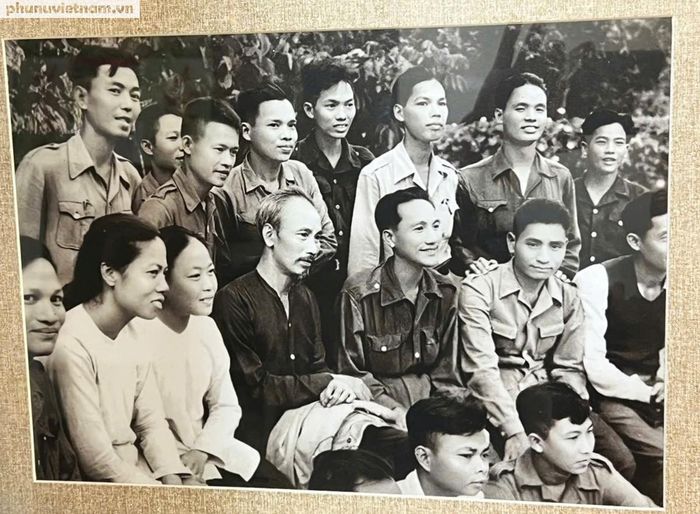 Ông Lê Trọng Tam (hàng trên, thứ 3 từ phải qua), chồng của Anh hùng, liệt sĩ Lê Thị Riêng trong 1 lần vinh dự được gặp Bác Hồ