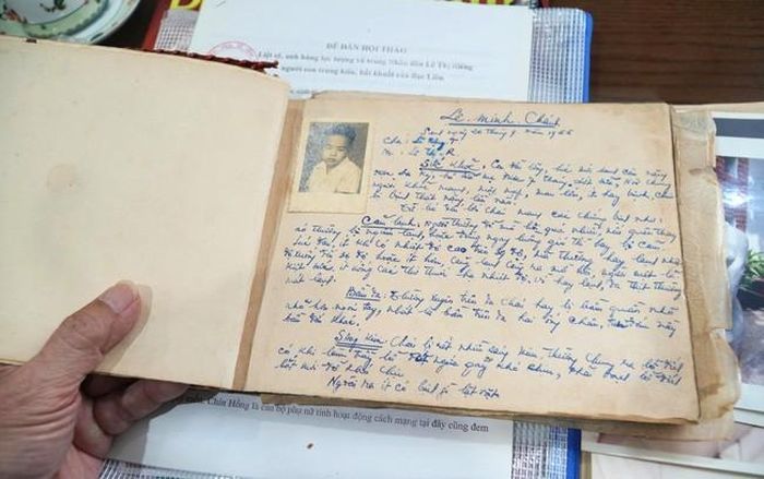 Bút tích của Anh hùng, liệt sĩ Lê Thị Riêng trong album khi viết về người con trái lớn của mình - ông Lê Minh Chánh trước lúc chia tay, năm 1960