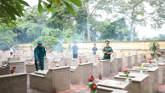 Cán bộ, chiễn sĩ Bộ CHQS tỉnh và Dân quân trên địa bàn thắp nhang tưởng niệm các Anh hùng liệt sĩ.