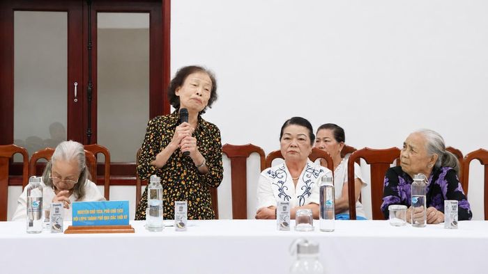 Ký ức về chiến trường Quảng Đà và những đồng đội đã ngã xuống vẫn khiến bà Phan Thị Mười (đứng) nhiều lần nghẹn lời.