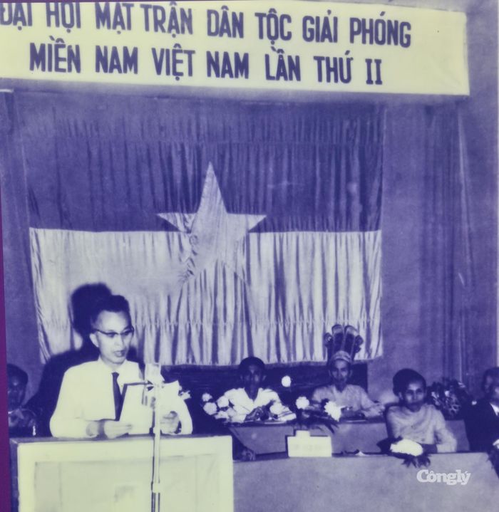 Luật sư Nguyễn Hữu Thọ trong Đại hội Mặt trận dân tộc giải phóng miền Nam năm 1960.