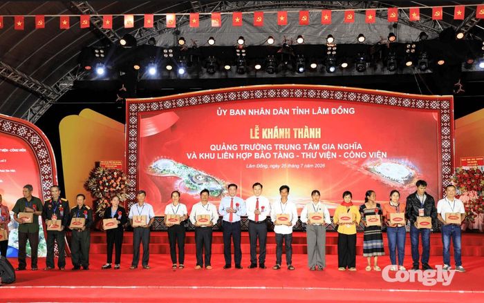 Các hộ gia đình có thành tích xuất sắc trong công tác bồi thường, giải phóng mặt bằng triển khai dự án được trao tặng Bằng khen của Chủ tịch UBND tỉnh.