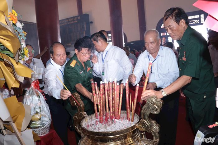 Thắp hương tri ân các Anh hùng liệt sĩ.