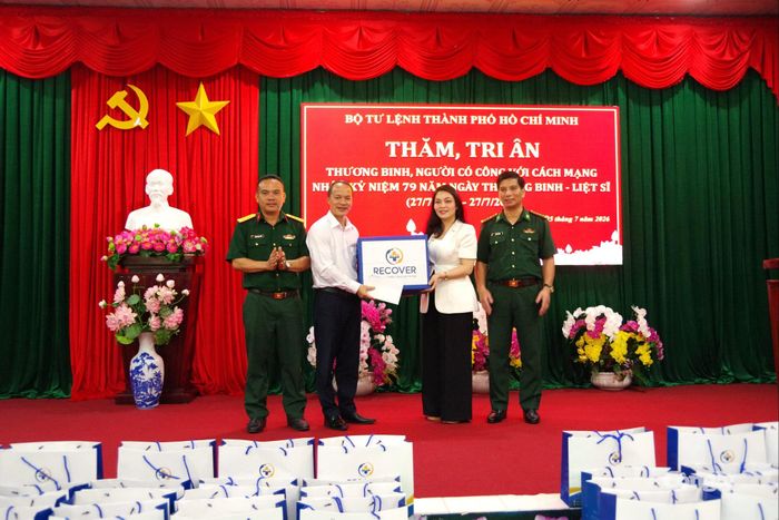 Đoàn công tác trao quà tri ân cho Trung tâm Điều dưỡng Thương binh và Người có công Long Đất.