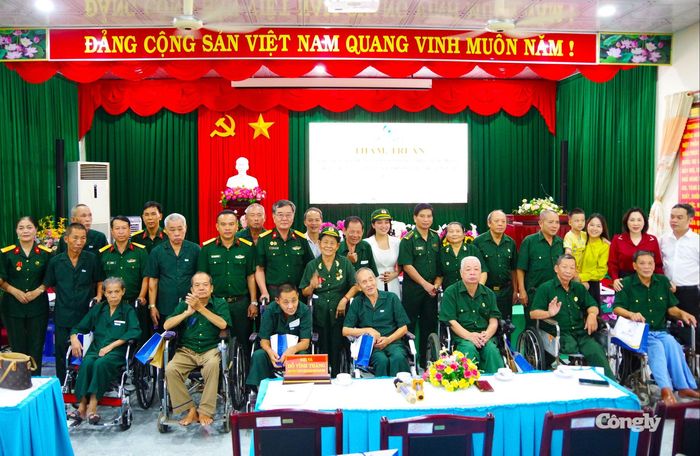 Đoàn công tác tri ân các thương binh, bệnh binh và người có công với cách mạng đang điều dưỡng tại Trung tâm Điều dưỡng Thương binh và Người có công Long Đất.